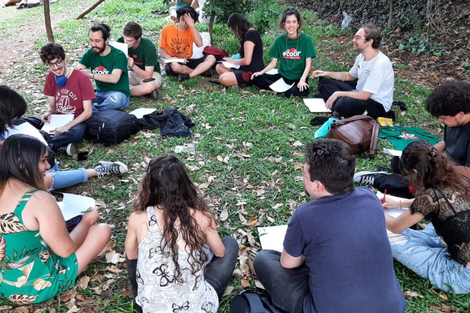 Na foto, se veem alguns militantes do Ecoar reunidos ao ar livre.