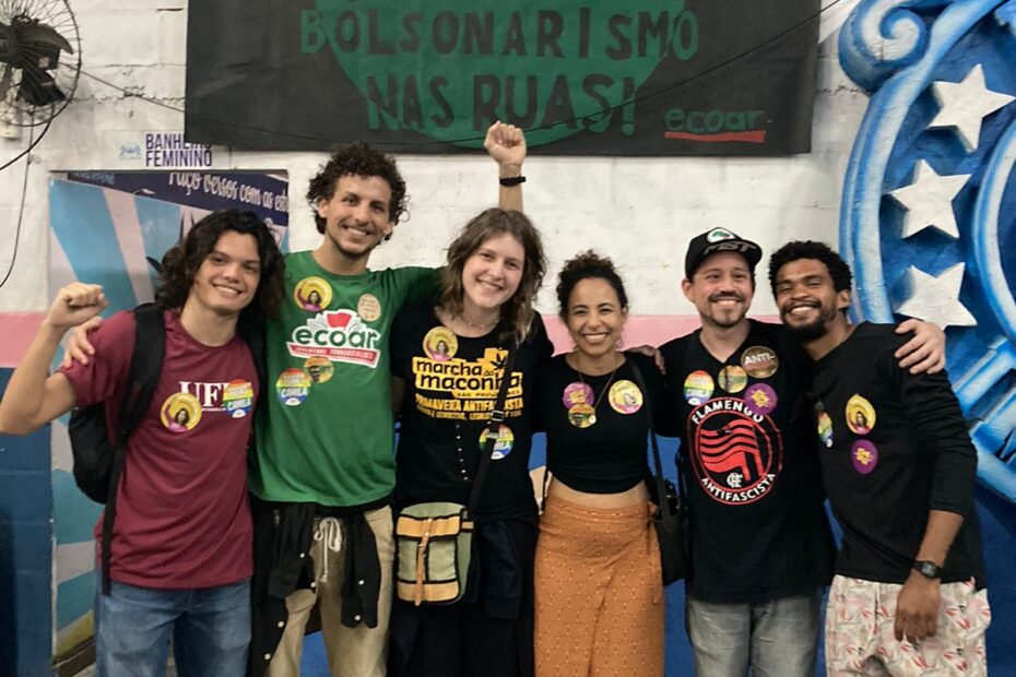 uma foto de militantes do Ecoar com Camila Valadão segurando um cartaz escrito “Derrotar Bolsonaro nas urnas e o bolsonarismo nas ruas!”